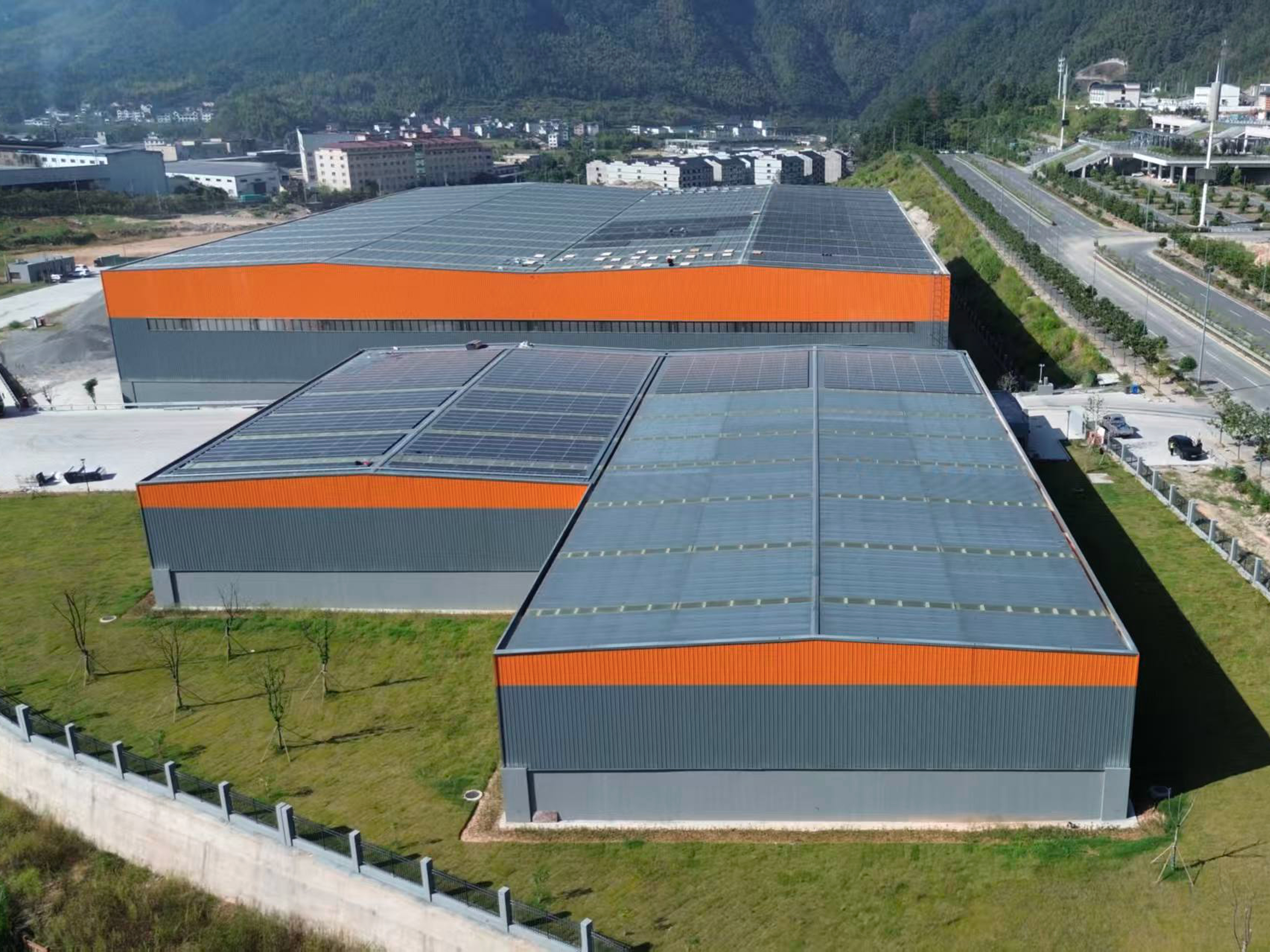 厂房全景与屋面规模